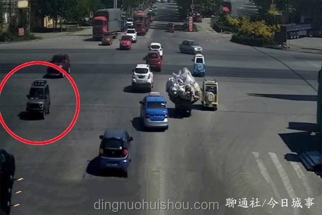 女子骑电动三轮闯卡与合法上高速行为对比分析